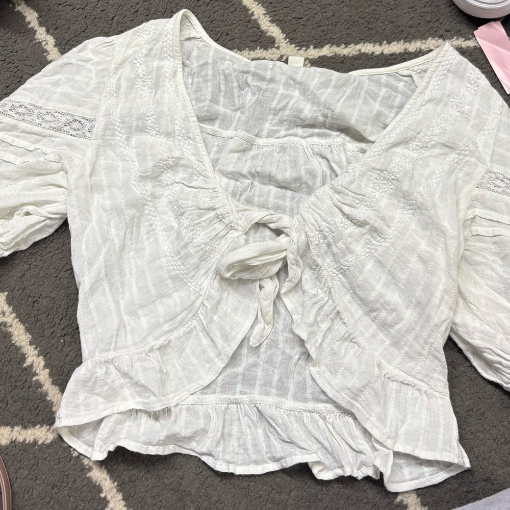 American Eagle Outfitters Cream Ruffled Tie-Front Blouse